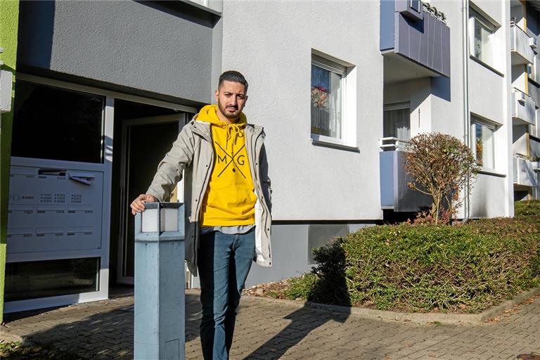 Taner Bakir (Foto) hat zusammen mit seinem Bruder Caner und Yasar Arik das Feuer bemerkt, die Feuerwehr verständigt und alle Bewohner des Hauses Dresdener Ring 20 aus den Betten geklingelt. Mit seinem mutigen Einsatz hat das Trio vermutlich eine Katastrophe verhindert. Foto: A. Becher