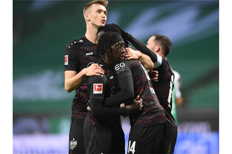 Tanguy Coulibaly (M) und Sasa Kalajdzic (l) jubeln mit Silas Wamangituka, welcher per Elfmeter für die 1:0-Führung des VfB gesorgt hat. Foto: Carmen Jaspersen/dpa