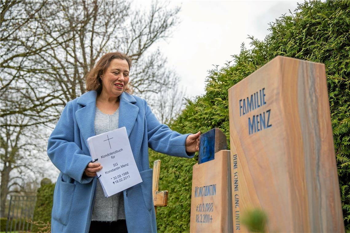 Tanja Menz am Ehrengrab ihres gefallenen Sohnes Konstantin auf dem Friedhof in Backnang-Waldrems. Fotos: A. Becher/privat