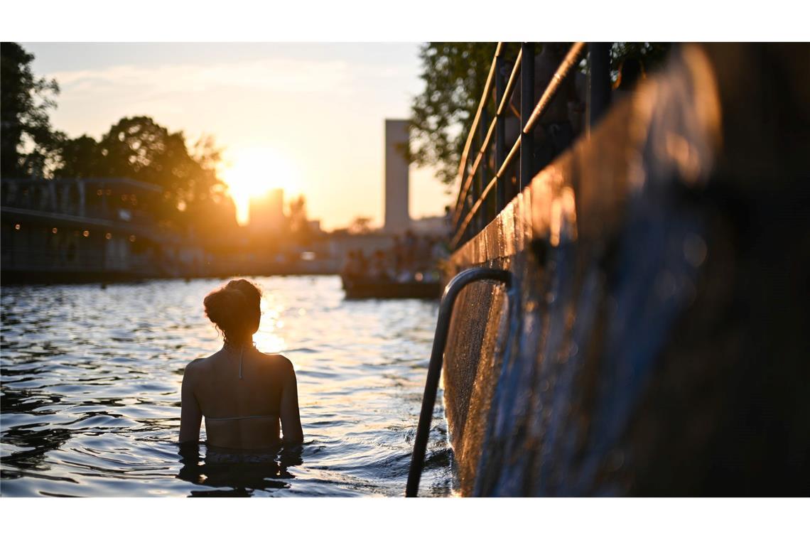 Tanja steht im Fluss Limmat in Zürich und genießt die Erfrischung.