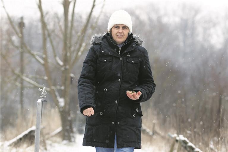 Tanja Strehnisch hat Schneckenhäuschen in der Hand, die sie zufällig im Schnee entdeckt hat und die sie ebenfalls verwertet. Fotos: A. Becher