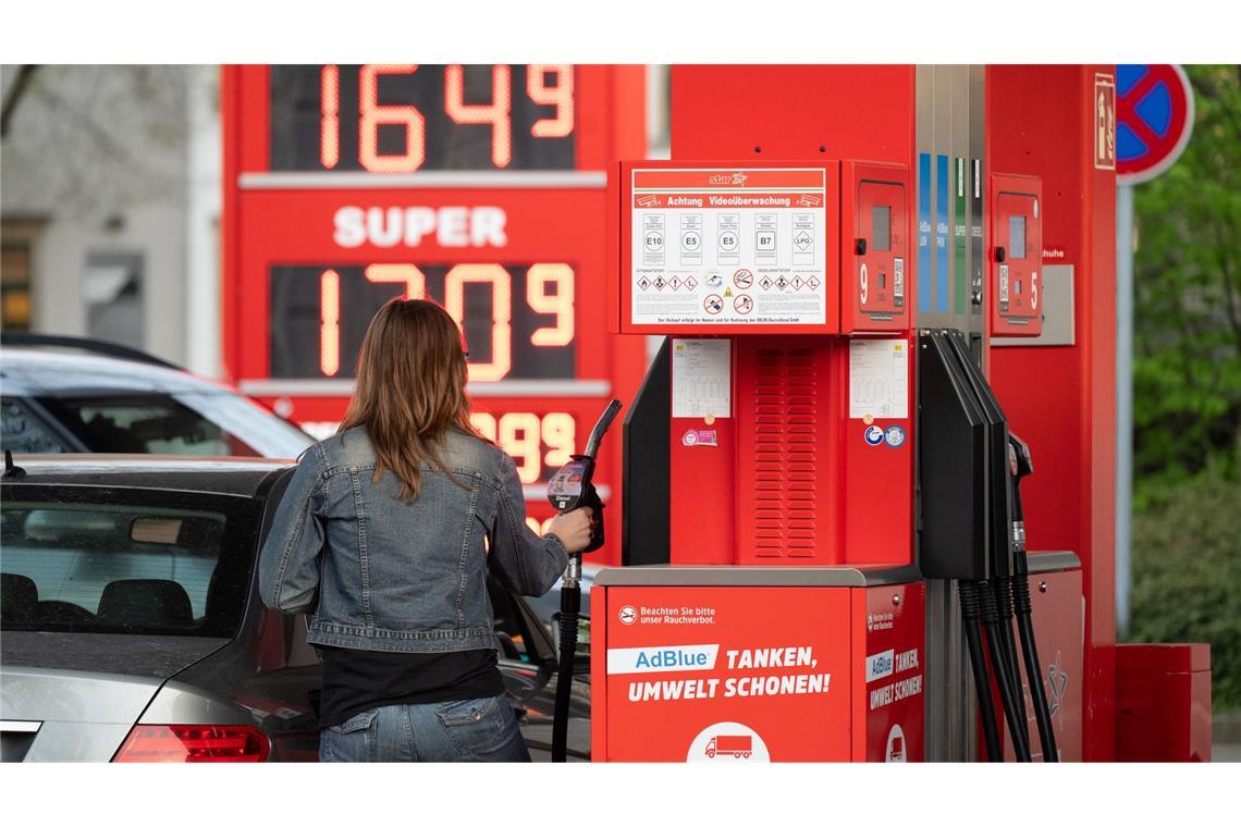 Entlastung für Verbraucher: Inflation sinkt auf 2,1 Prozent Tanken ist im April billiger geworden. (Symbolbild)