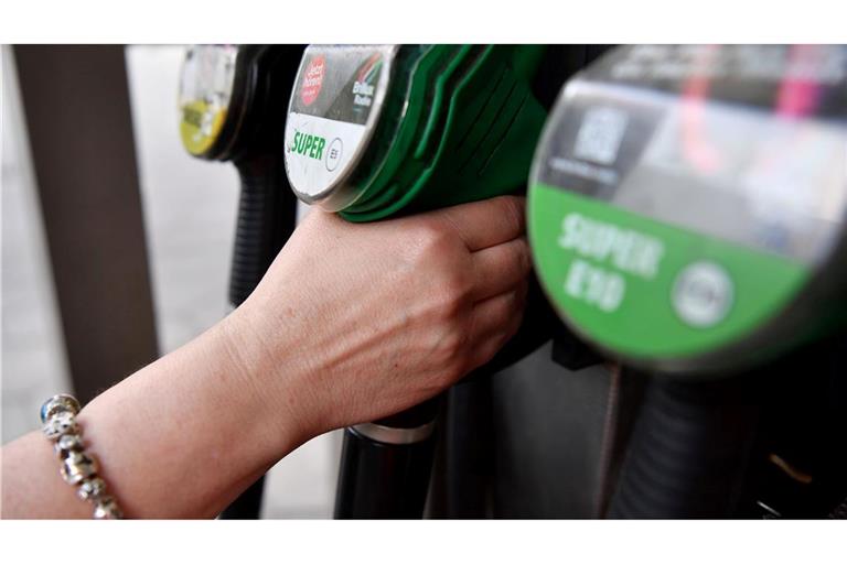 Tanken ist noch immer teurer als vor der Eskalation in Nahost - dabei ist der Ölpreis wieder gefallen.