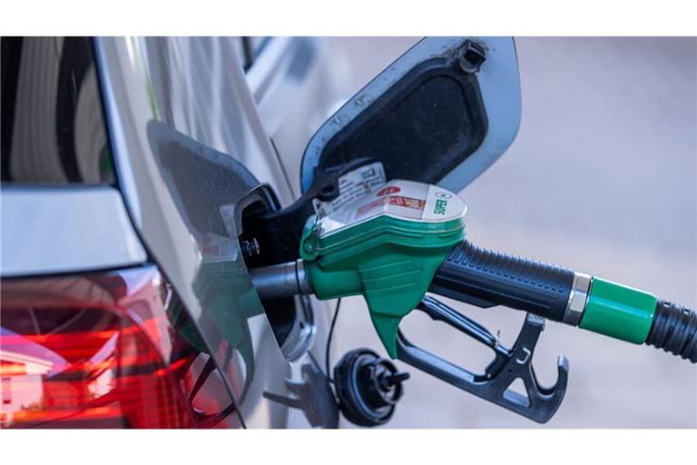 Tanken ist schon teuer genug: Wegen der hohen Energiepreise setzt der Bundestag die geplante Erhöhung des CO2-Preises aus, der fossile Energieträger verteuern soll.
