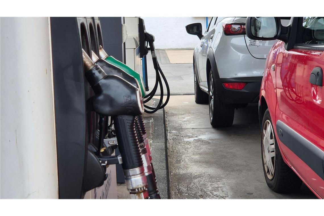 Tanken ist teuer wie nie. (Symbolbild)