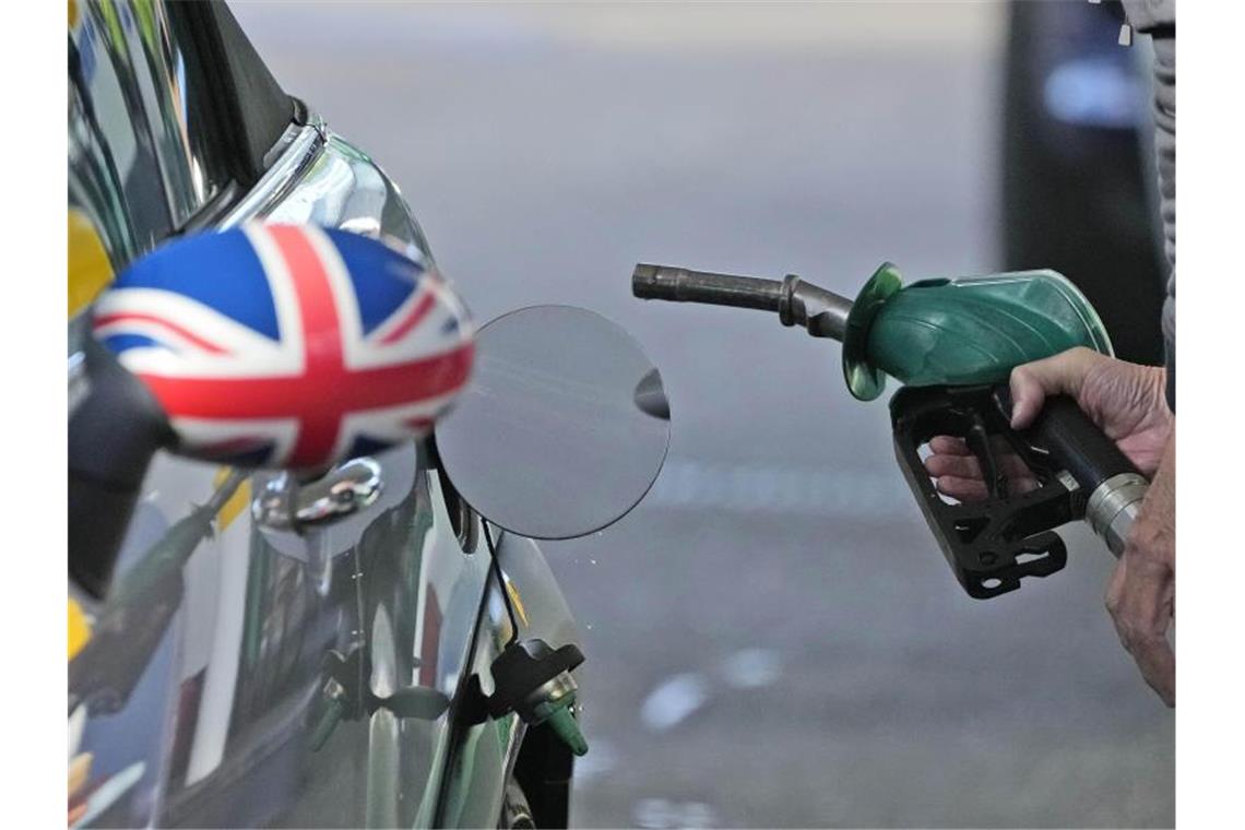 Benzinpreis steigt in Großbritannien auf Rekordhoch Tanken wird immer teurer - auch in Großbritannien. Foto: Frank Augstein/AP/dpa