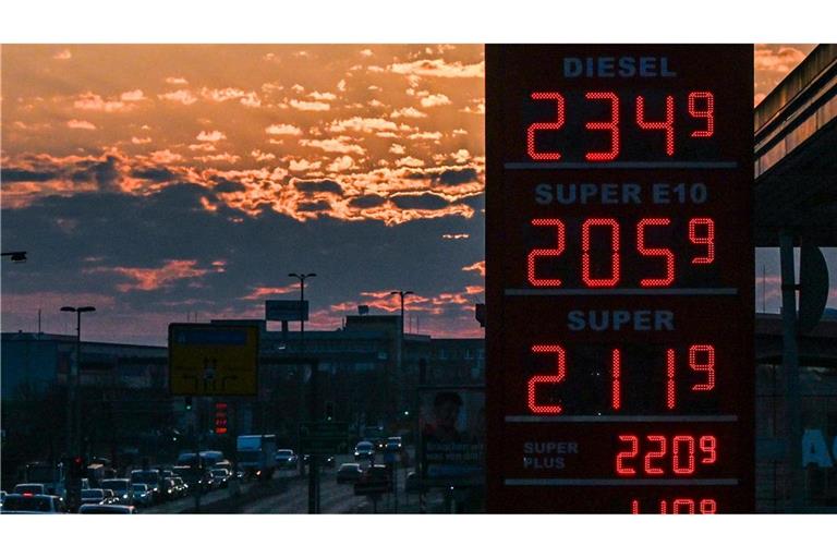 Tanken wird immer teurer - Diesel ist nur noch minimal vom Allzeithoch entfernt.