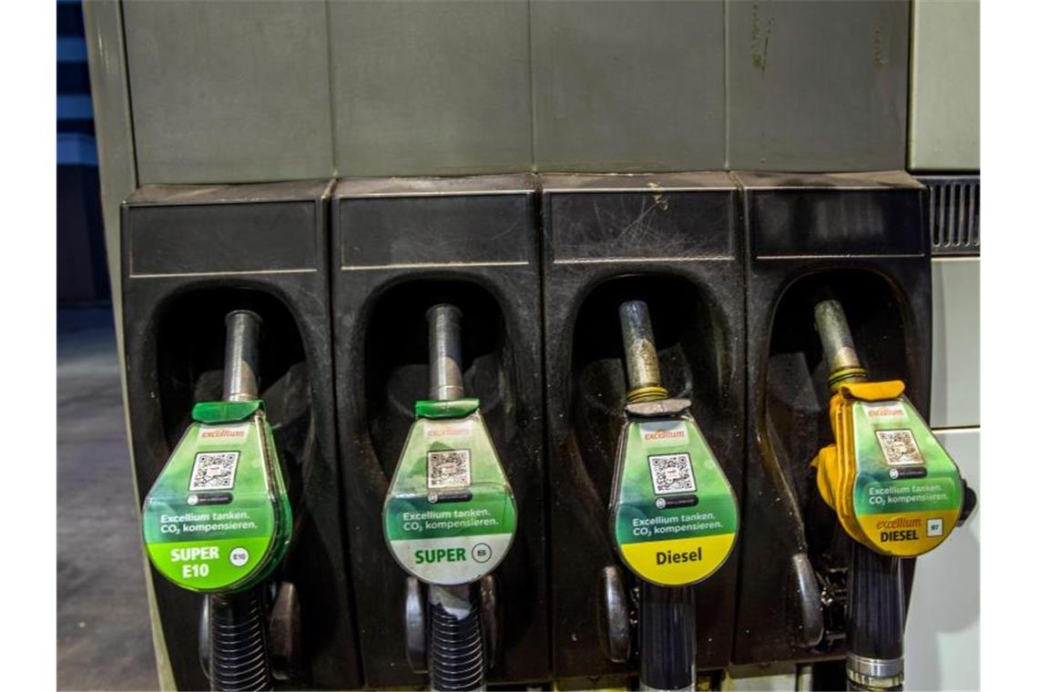 Benzin wird trotz sinkender Ölpreise teurer Tanken wird immer teurer. Foto: Carsten Koall/dpa