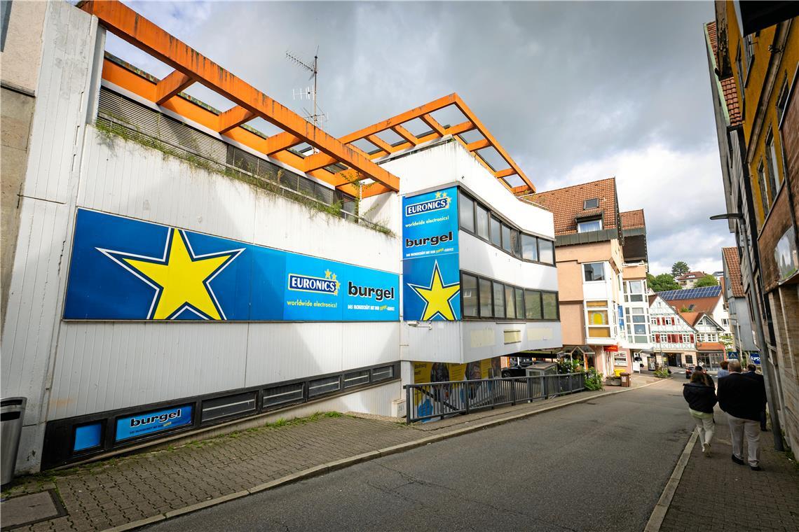 Das ändert sich in der Backnanger Innenstadt Tante-M startet im Burgel-Gebäude ein Pilotprojekt: Erstmals bietet der Nahversorger seine Waren in einer größeren Stadt an. Foto: Alexander Becher