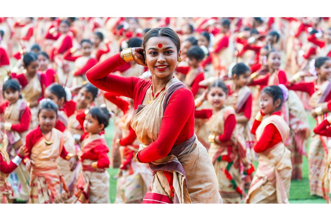 Bilder des Tages Tanz den Bihu mit mir: Eine Tanzlehrerin probt mit Teilnehmern eines Tanzworkshops den Bihu-Tanz. Der Bihu-Tanz und das Bihu-Festival sind wichtige Teile der traditionellen Folklore und Kultur im indischen Bundesstaat Assam.