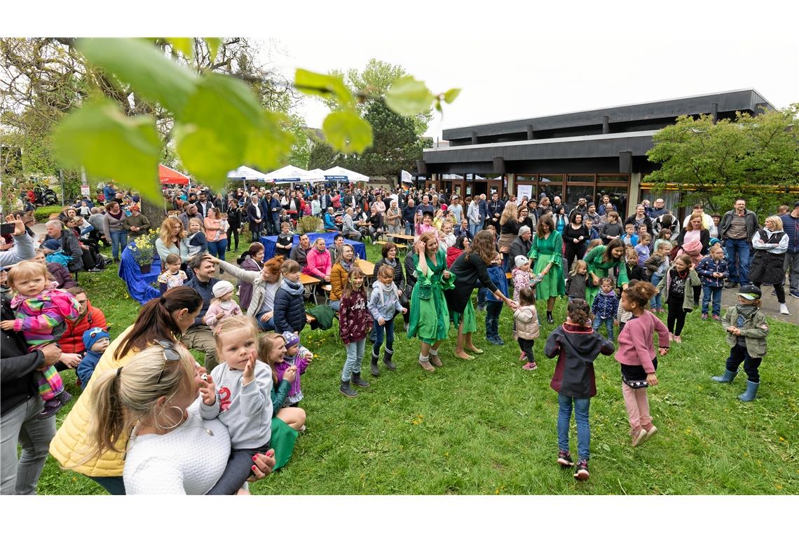 Tanzen mit den Waldfeen vor der Bühne 