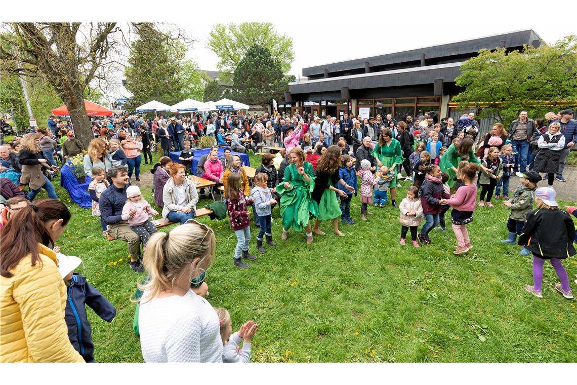 Tanzen mit den Waldfeen vor der Bühne // Kindernaturerlebnisfest leider ohne Amt...