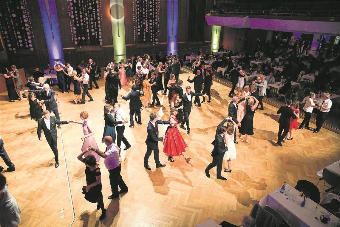 Tanzen nach Herzenslust und zwischendurch Darbietungen von weiteren Tanzbegeisterten bestaunen: Die Besucher genießen die Atmosphäre bei der ersten Backnanger Ballnacht. Foto: A. Becher