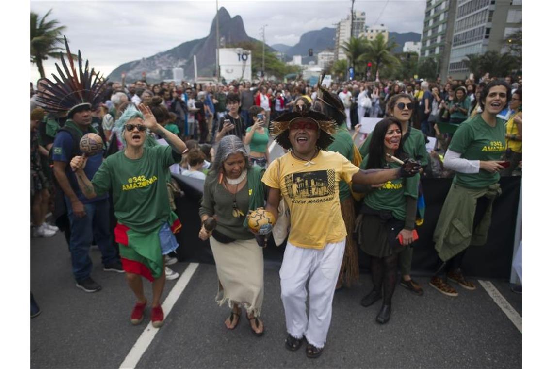 Tanzend demonstrieren Menschen in Rio de Janeiro gegen die Umweltpolitik von Präsident Bolsonaro. Foto: Bruna Prado/AP