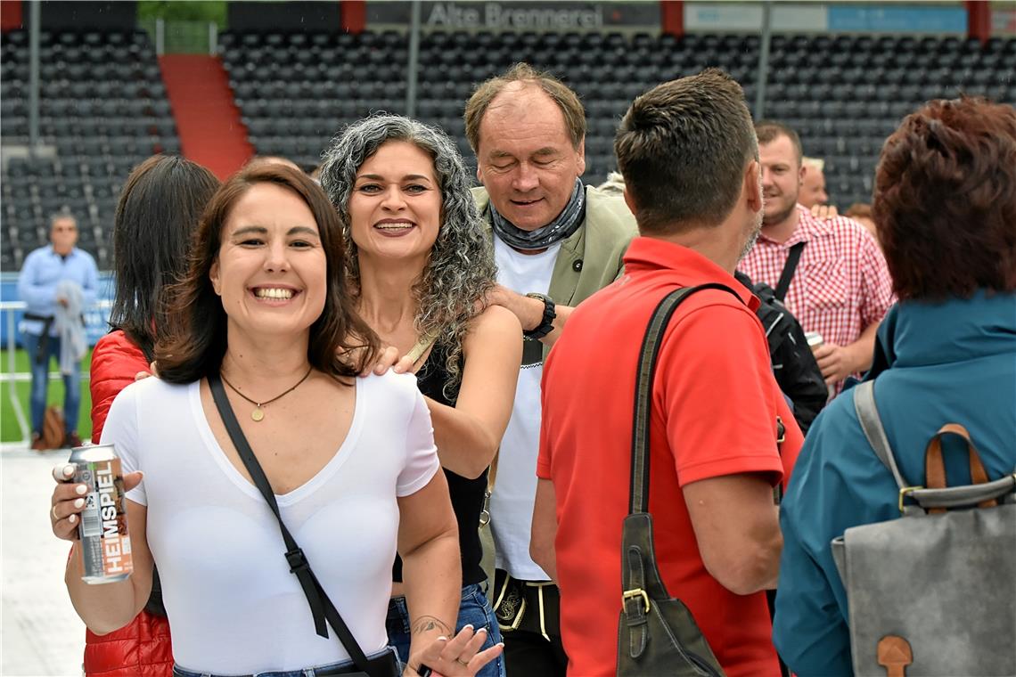 Tanzend ziehen die Reihen durch das Publikum. Melissa Naschenweng mit Band - Ope...