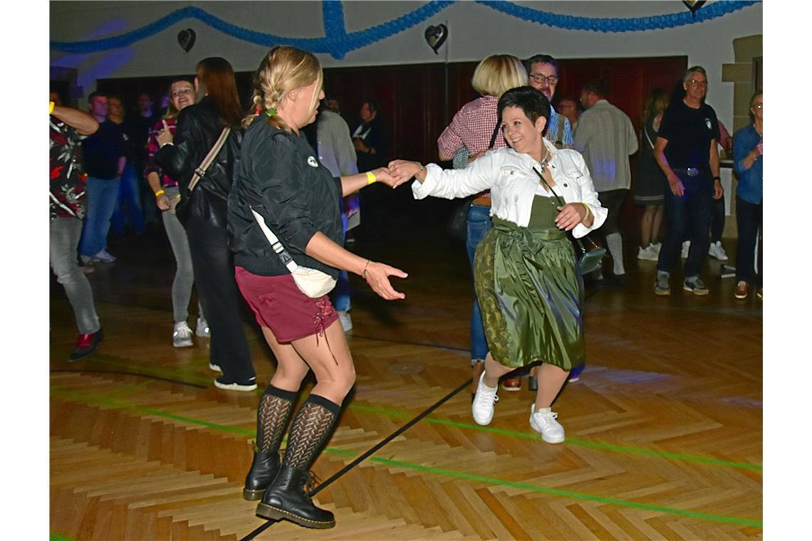 Tanzende Paare vor der Bühne. Zünftige Stimmung auf der Party Biketoberfest in d...