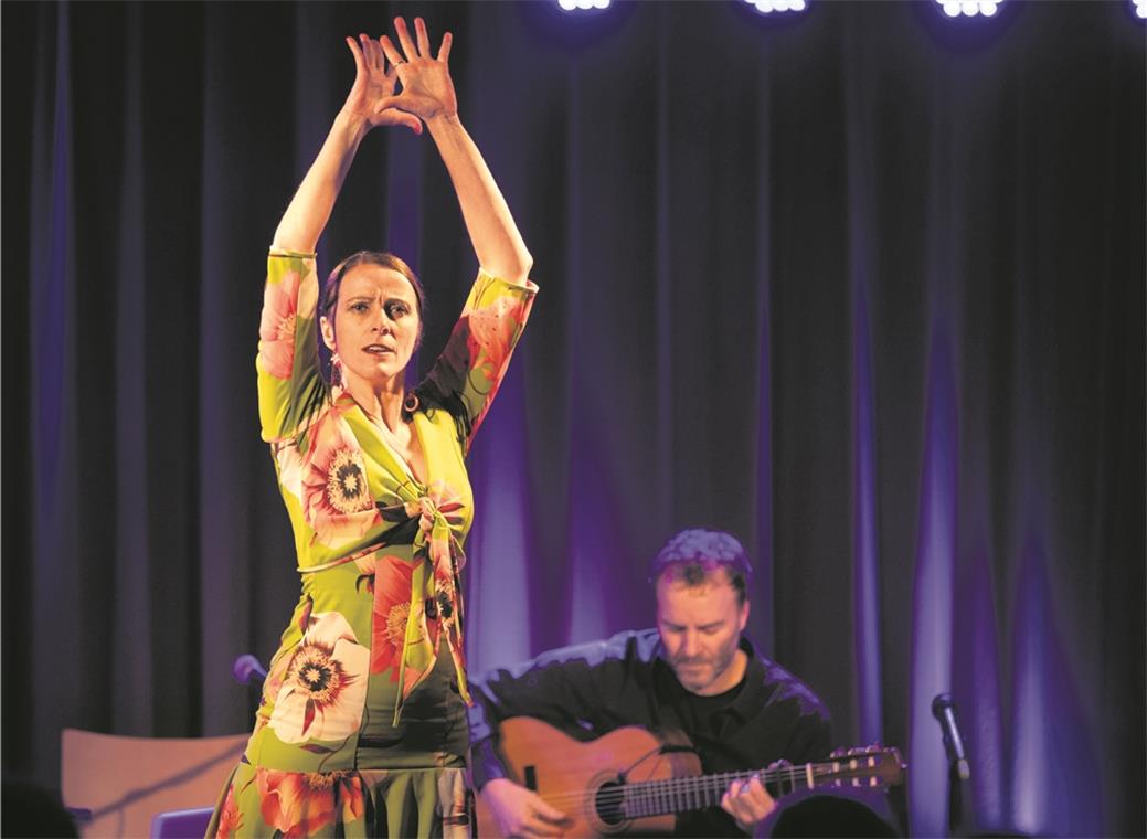 Flamenco fesselt Auge und Ohr Tanzte mit großem Temperament: La Mona. Gitarrist Siegfried Renz riss mit seiner Formation Paseo Flamenco Y Más das Publikum mit. Foto: A. Becher
