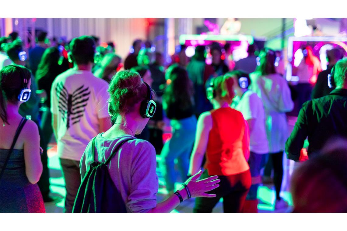 Tanzvergnügen ganz ohne Lärm: Bei der Silent Party im niedersächsischen Landtag feiern die Gäste mit Kopfhörern.