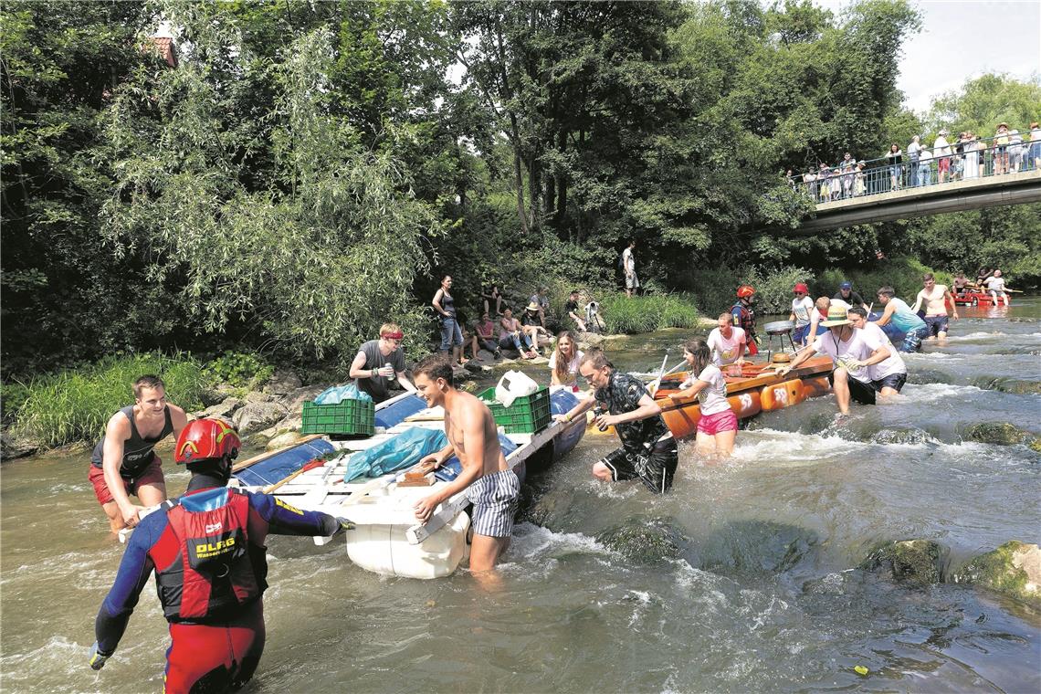 Unerschrockene Helden auf der Murr Tapfer über die Stromschnellen der Murr: Die mutigen Teams konnten auf die Unterstützung erfahrener DLRG-Helfer zählen. Fotos: J. Fiedler