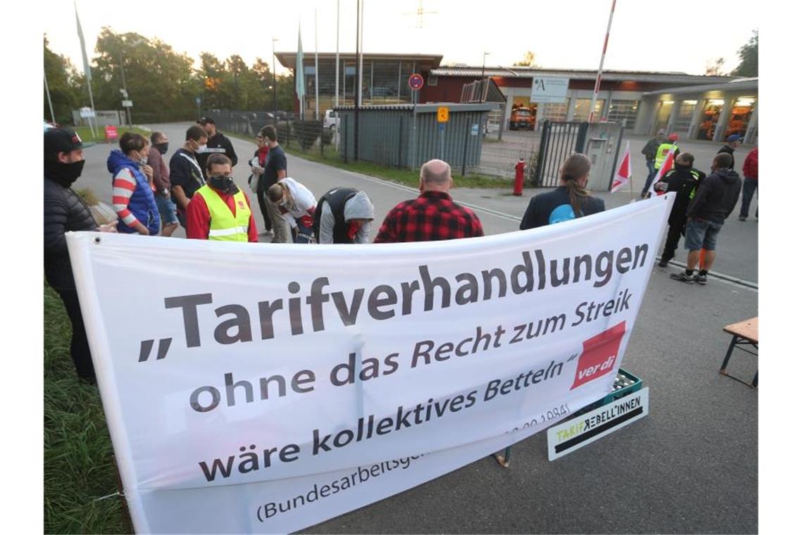 „Tarifverhandlungen ohne das Recht zum Streik wäre kollektives Betteln“ steht auf einem Transparent, das Streikende in Augsburg aufgespannt haben. Foto: Karl-Josef Hildenbrand/dpa
