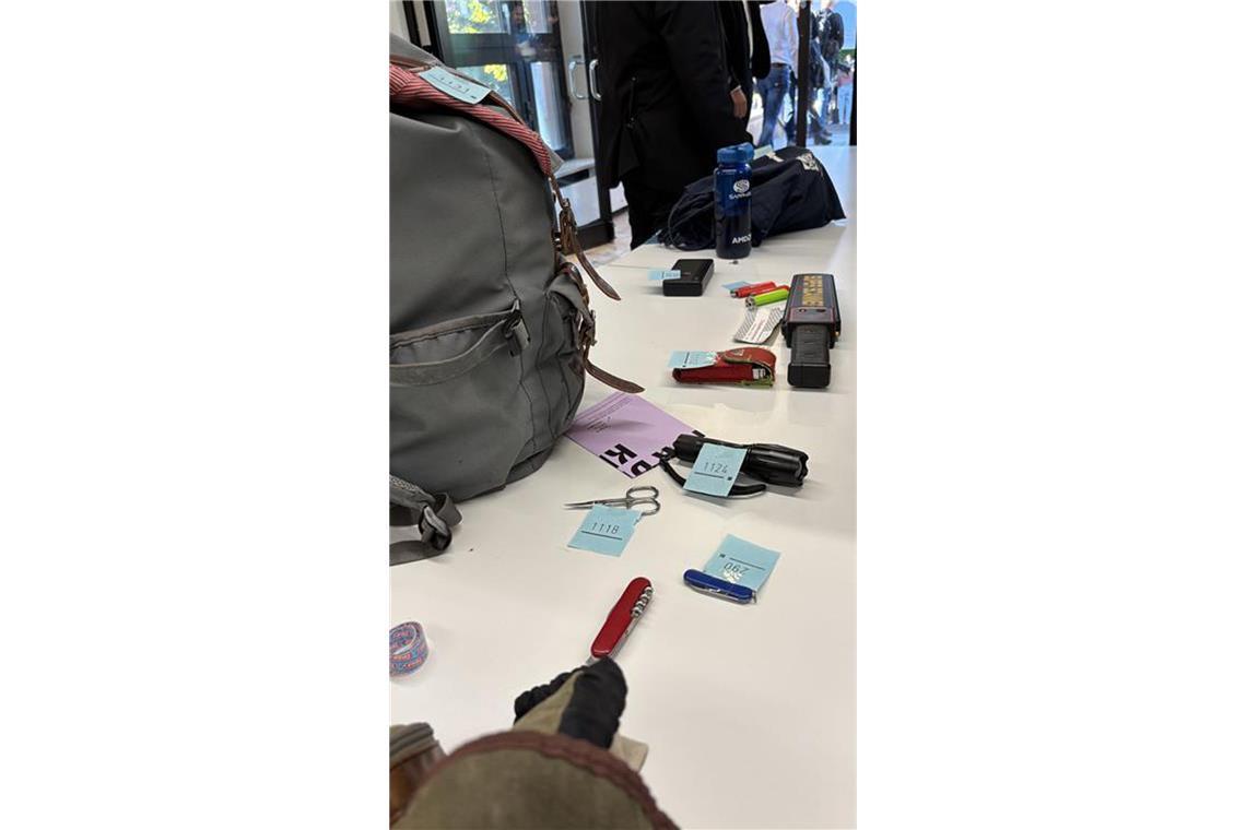 Polizei zieht positive Bilanz nach Palmer-Frohnmaier-Gespräch Taschenmesser, Nagelschere - bei der Taschenkontrolle fliegen diese Gegenstände raus