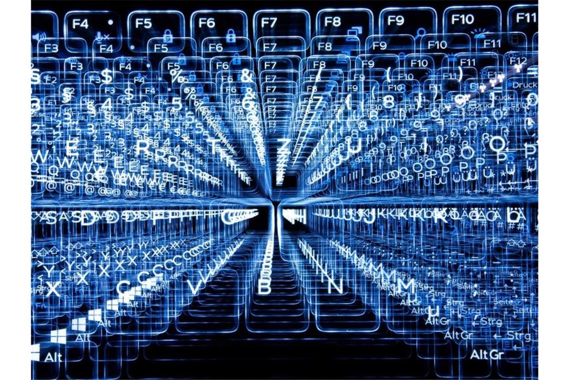 Innenministerium will zusätzliche IT-Sicherheitsexperten Tasten einer beleuchteten Tastatur (Aufnahme mit Zoomeffekt). Foto: Sebastian Gollnow/Archivbild
