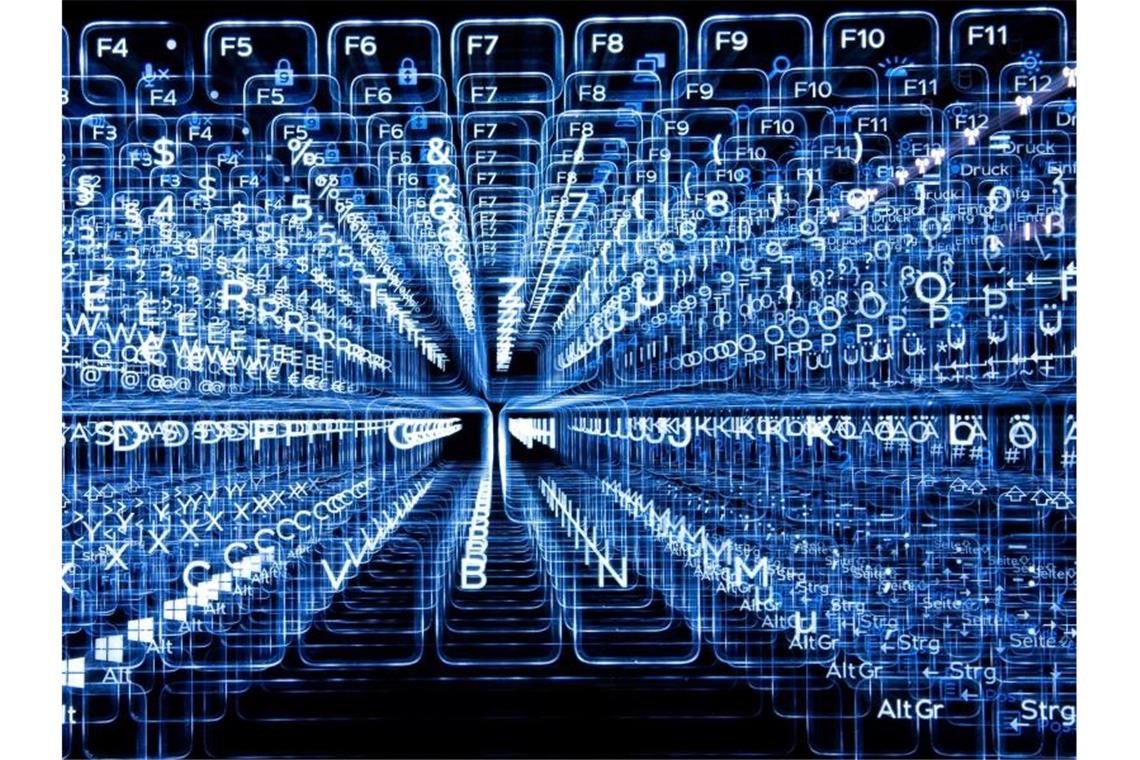 Studie: Computerspielen trainiert den Zahlensinn Tasten einer beleuchteten Tastatur. Foto: Sebastian Gollnow/dpa/Illustration