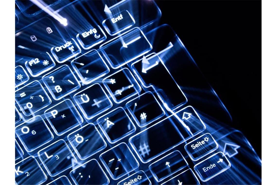 Gewerkschaft: Viele Auszubildende lernen ohne Laptop Tasten einer beleuchteten Tastatur. Foto: Sebastian Gollnow/dpa/Symbolbild