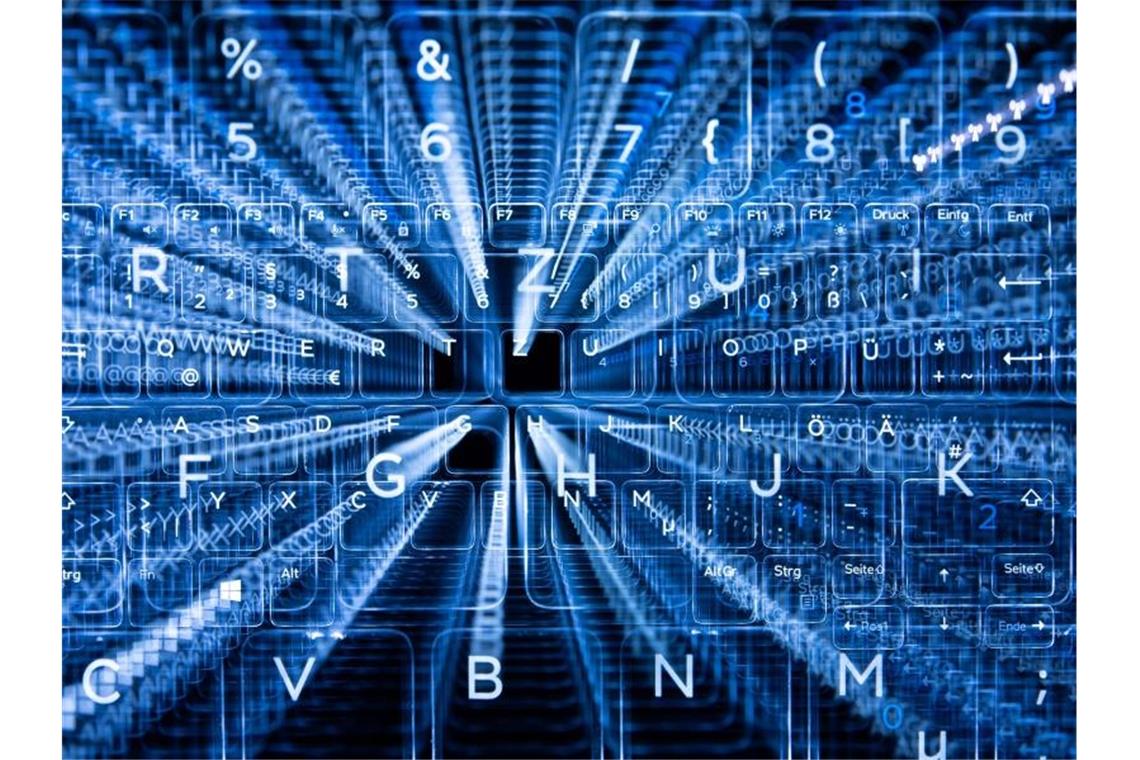 Hackerangriff auf SRH-Stiftung Tasten einer beleuchteten Tastatur. Foto: Sebastian Gollnow/dpa/Symbolbild