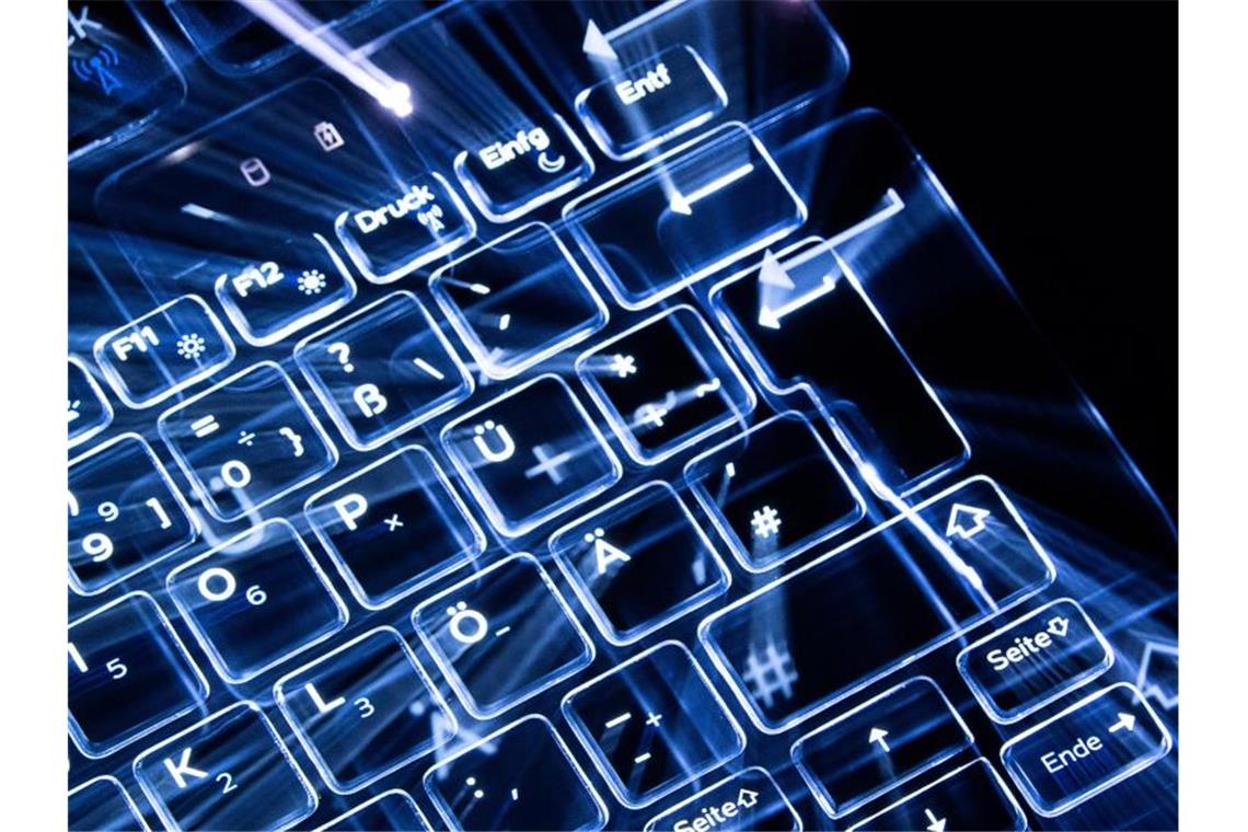Cyberangriff auf Autozulieferer Eberspächer Tasten einer beleuchteten Tastatur. Foto: Sebastian Gollnow/dpa/Symbolbild