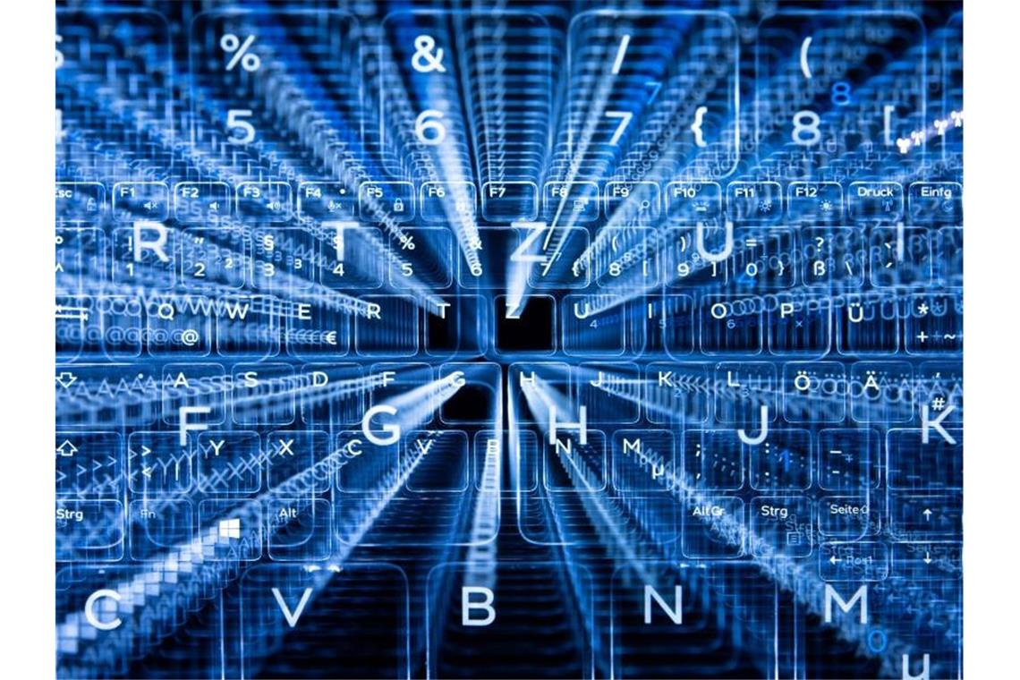 Tausende Cyber-Attacken: Ermittler heben Bande aus Tasten einer beleuchteten Tastatur. Foto: Sebastian Gollnow/dpa/Symbolbild
