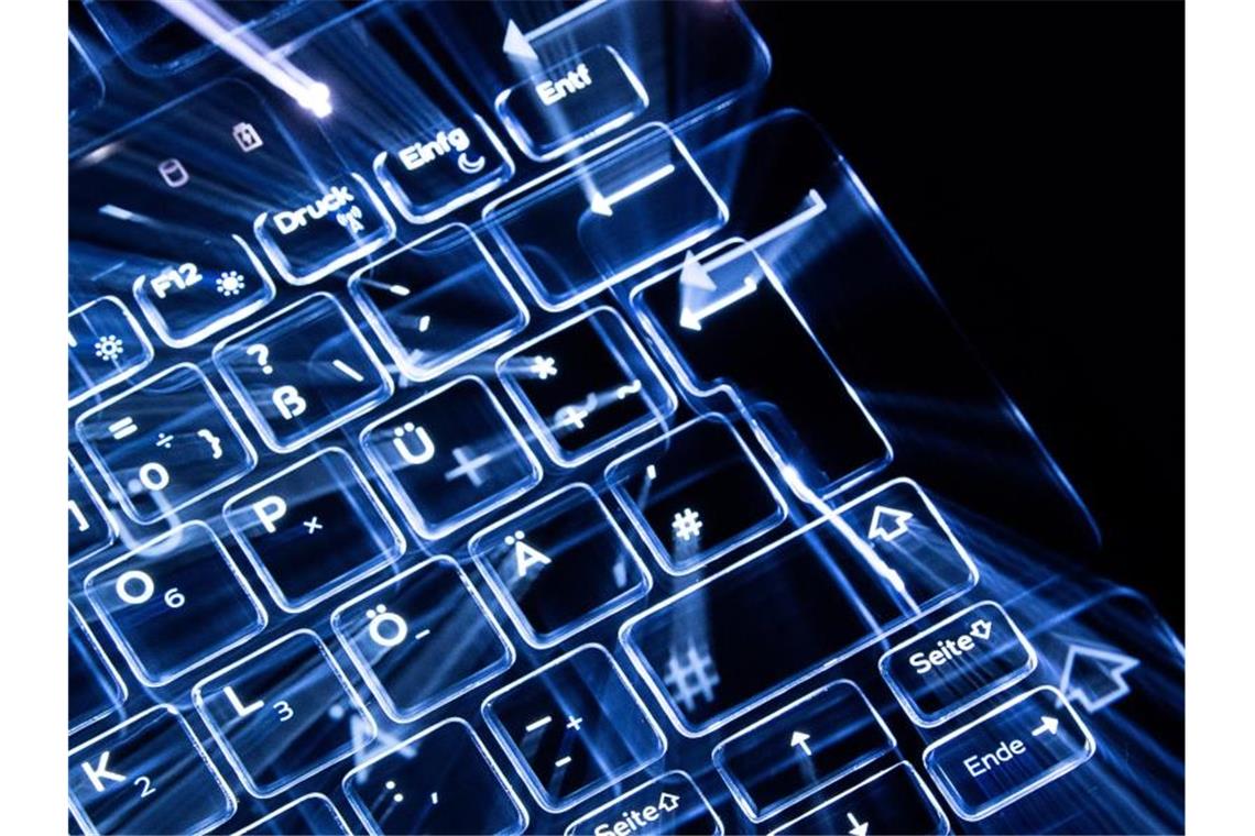 Aussagekraft wegen Pandemie unklar: „Lage sicherer“ Tasten einer beleuchteten Tastatur. Foto: Sebastian Gollnow/dpa/Illustration