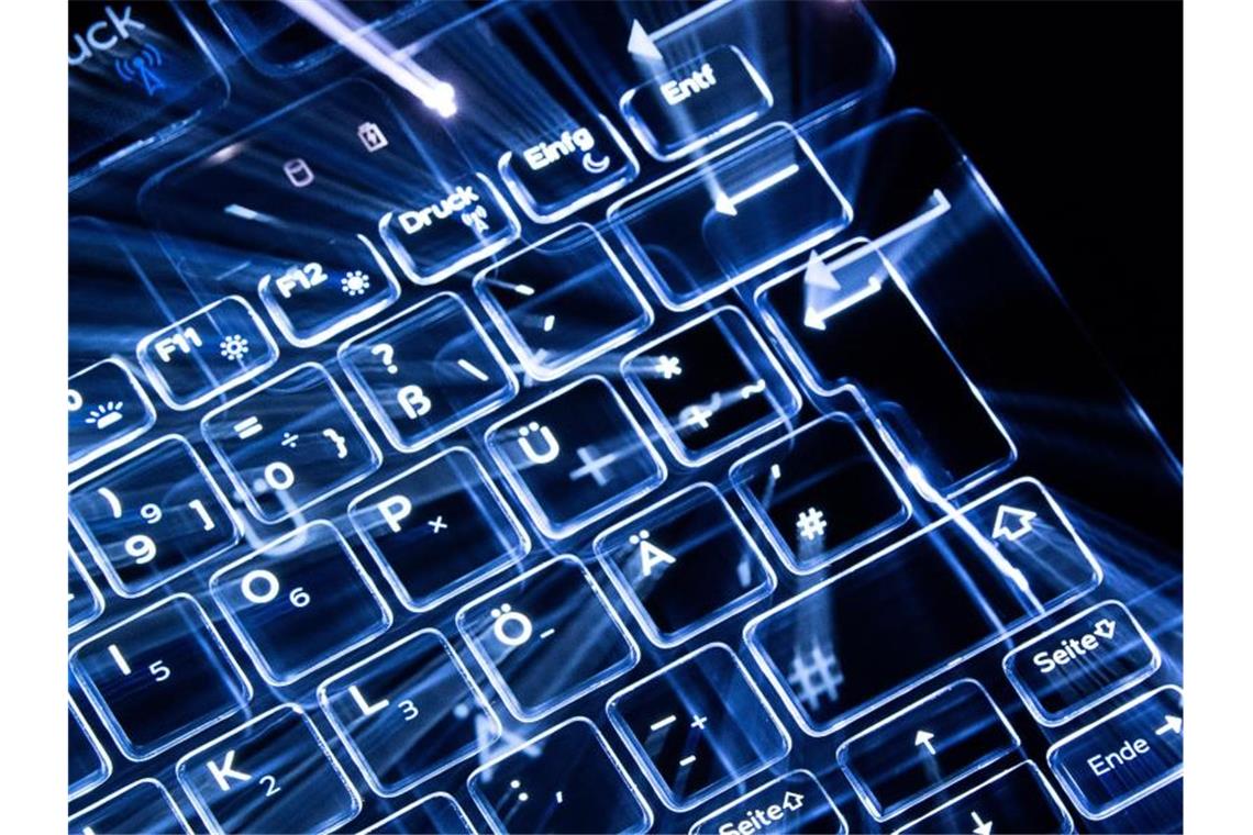 Experten warnen vor Cyberterrorismus im Ukraine-Konflikt Tasten einer beleuchteten Tastatur. Foto: Sebastian Gollnow/dpa