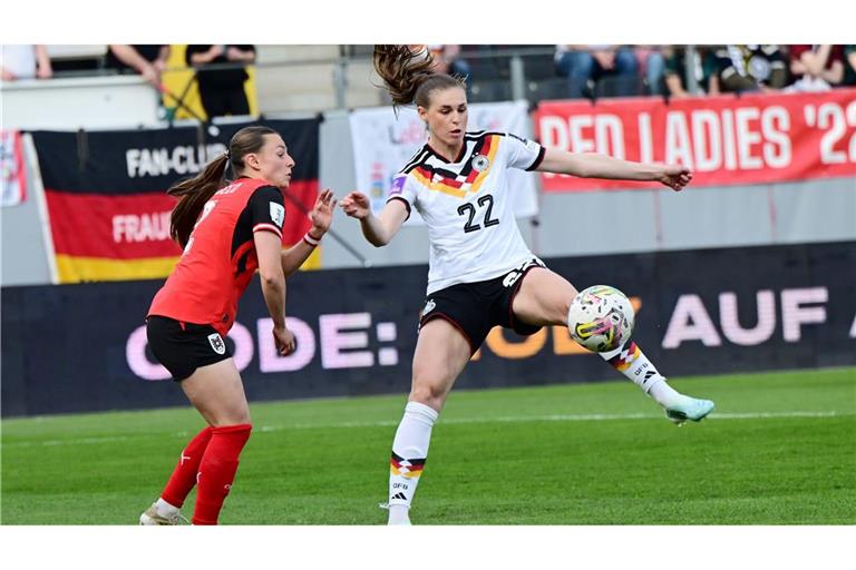 Tat sich schwer gegen Österreich: Flügelstürmerin Jule Brand (r.).