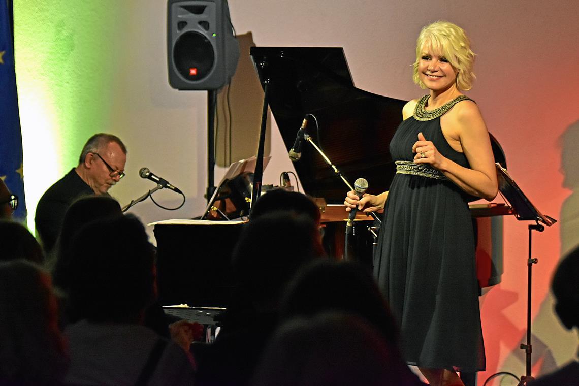 Tatjana Geßler und das Frieder Berlin Trio unterhalten mit Swing und Tiergeschichten in der Ratsscheuer Unterbrüden. Foto: Tobias Sellmaier