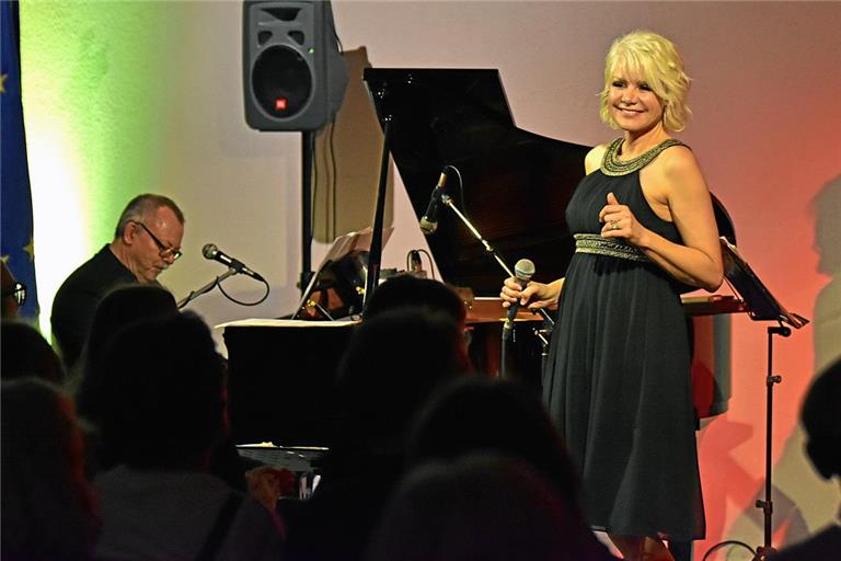 Tatjana Geßler und das Frieder Berlin Trio unterhalten mit Swing und Tiergeschichten in der Ratsscheuer Unterbrüden. Foto: Tobias Sellmaier