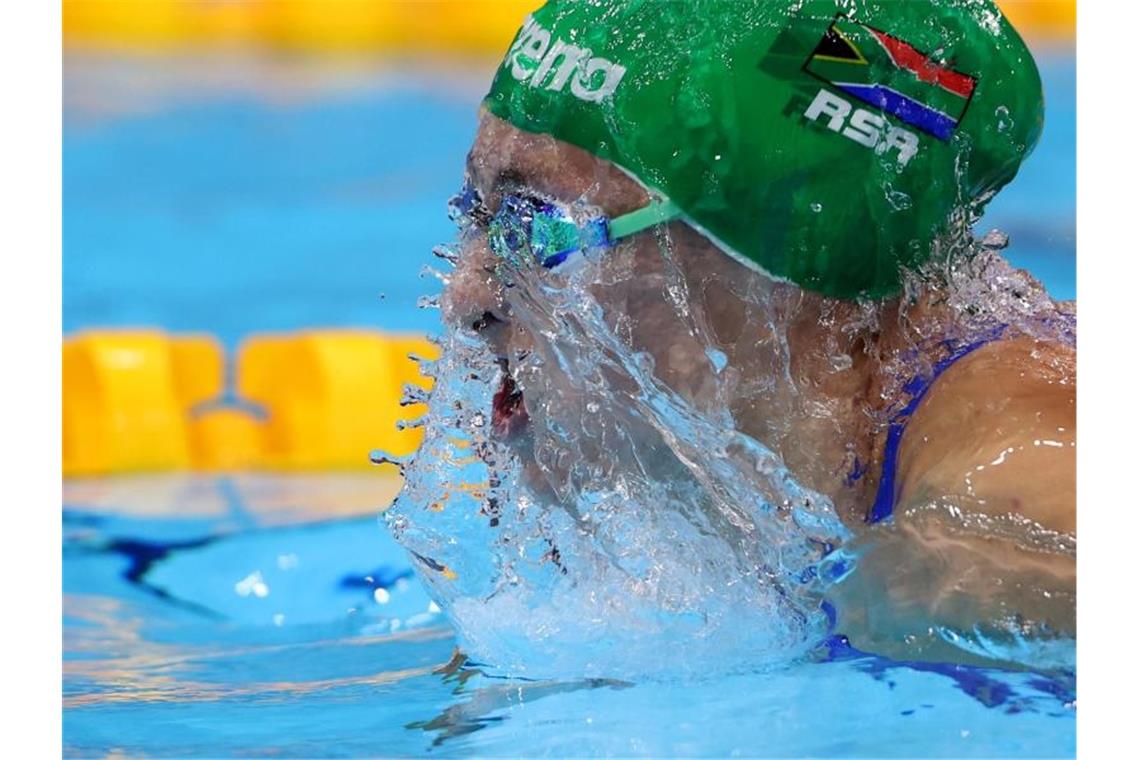 Tatjana Schoenmaker schwimmt in Weltrekordzeit zum Olympiasieg über 200 Meter Brust. Foto: Oliver Weiken/dpa