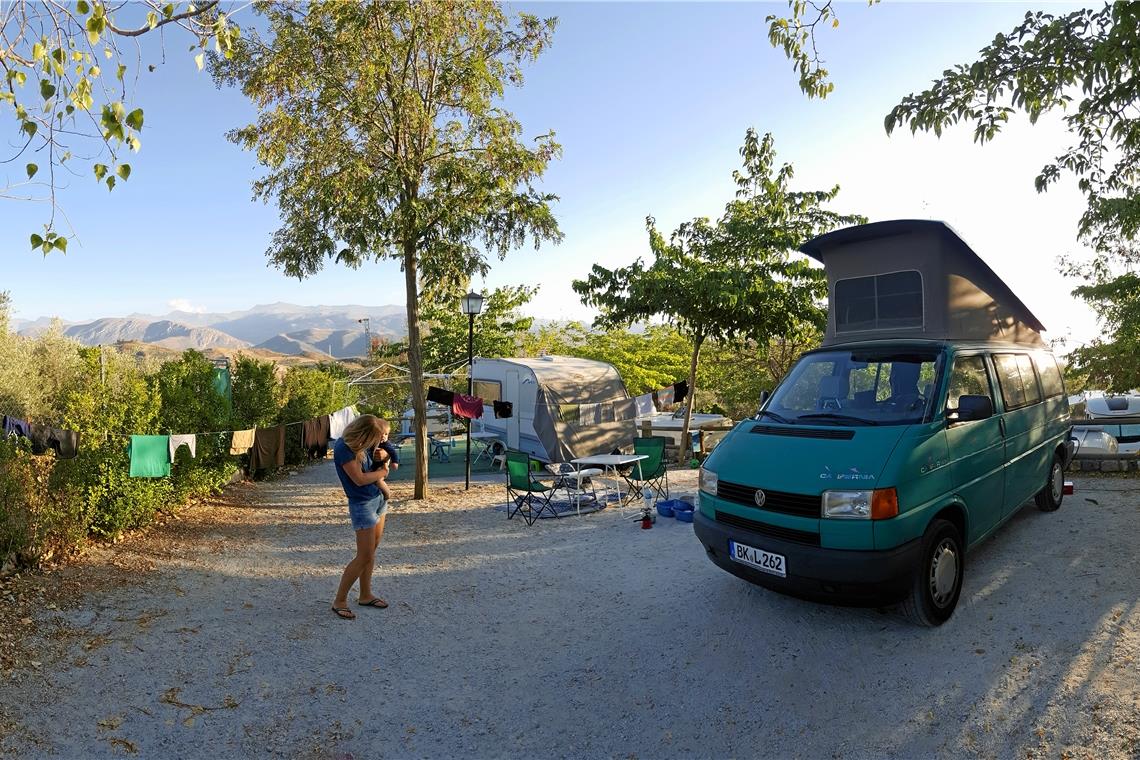 Tatjana und Leo vor ihrem mobilen Zuhause auf einem Campingplatz im Süden. Nach anfänglichen Schwierigkeiten haben sie gelernt, auch auf kleinstem Raum zu dritt auszukommen. Fotos: privat