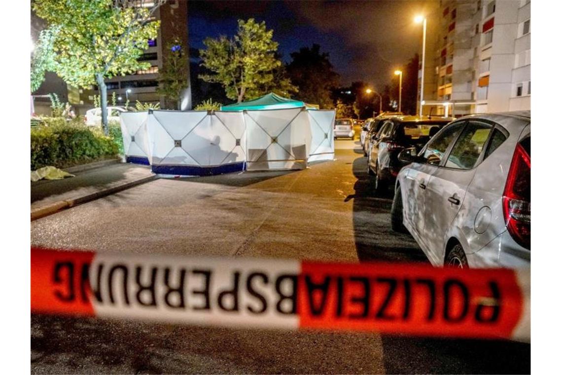 In aller Öffentlichkeit: Mann mit einer Art Schwert getötet Tatort in Stuttgart: Das 36 Jahre alte Opfer wurde nach Polizeiangaben im Zuge eines Streits mit einem „schwertähnlichen Gegenstand“ erstochen. Foto: Kohls/SDMG