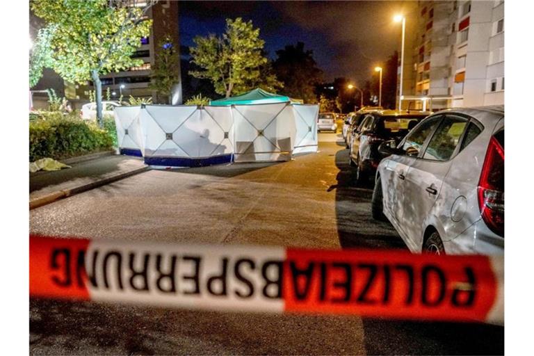 Tatort in Stuttgart: Das 36 Jahre alte Opfer wurde nach Polizeiangaben im Zuge eines Streits mit einem „schwertähnlichen Gegenstand“ erstochen. Foto: Kohls/SDMG