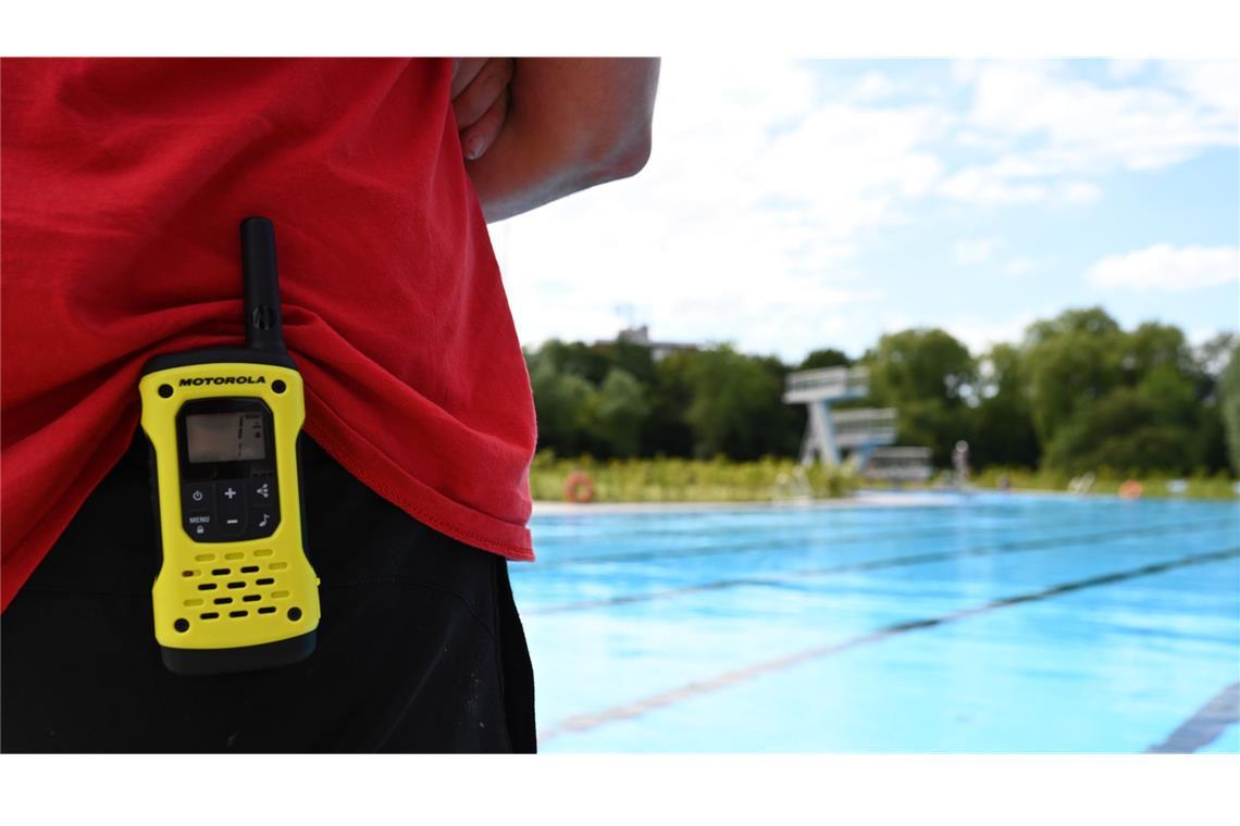 Tumulte und sexuelle Übergriffe – nimmt die Gewalt wirklich zu? Tatort Schwimmbad: Bademeister werden beleidigt.