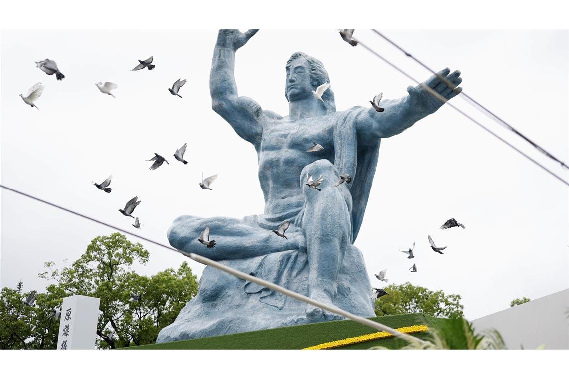 Bilder des Tages Tauben fliegen während einer Gedenkzeremonie im Friedenspark anlässlich des 80. Jahrestages des Atombombenabwurfs auf die südwestjapanische Stadt Nagasaki.
