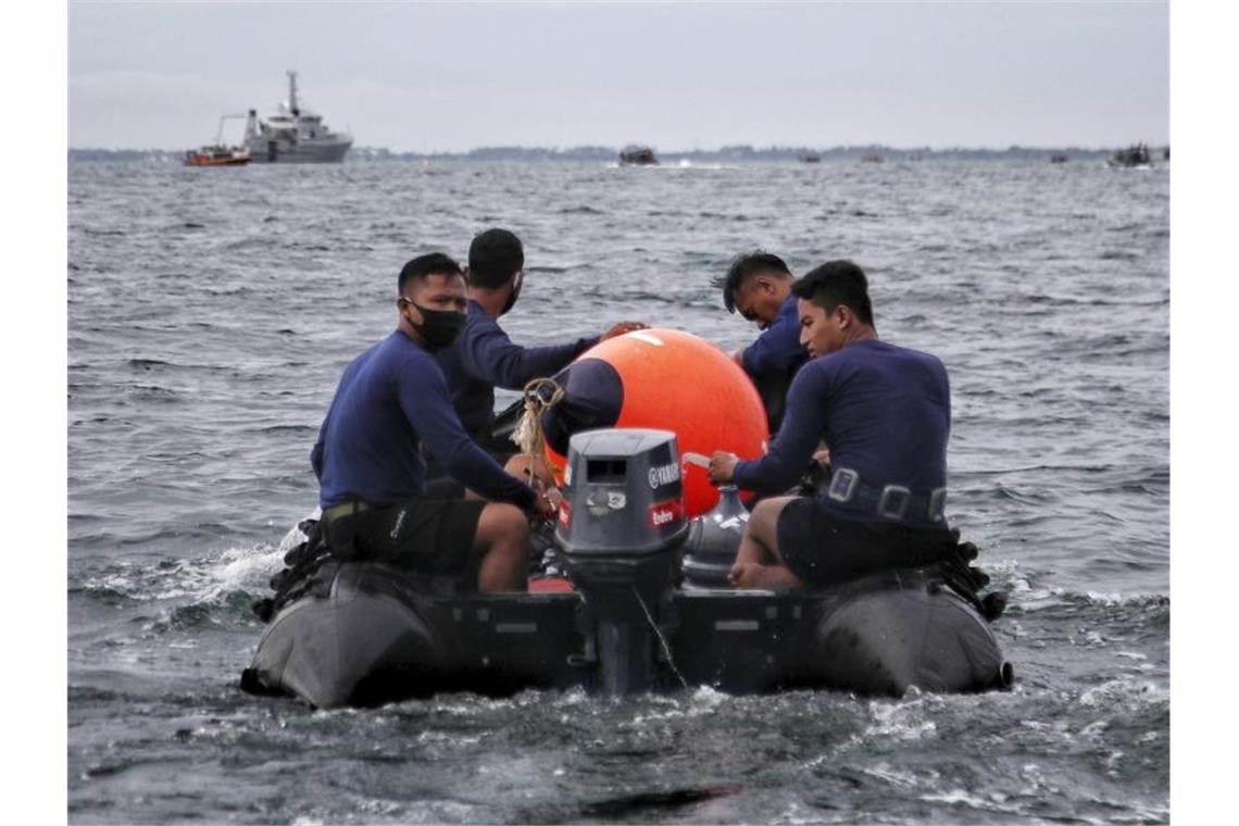Taucher der indonesischen Marine fanden auf dem Meer vor der Insel Java Trümmer und Leichenteile. Foto: -/AP/dpa