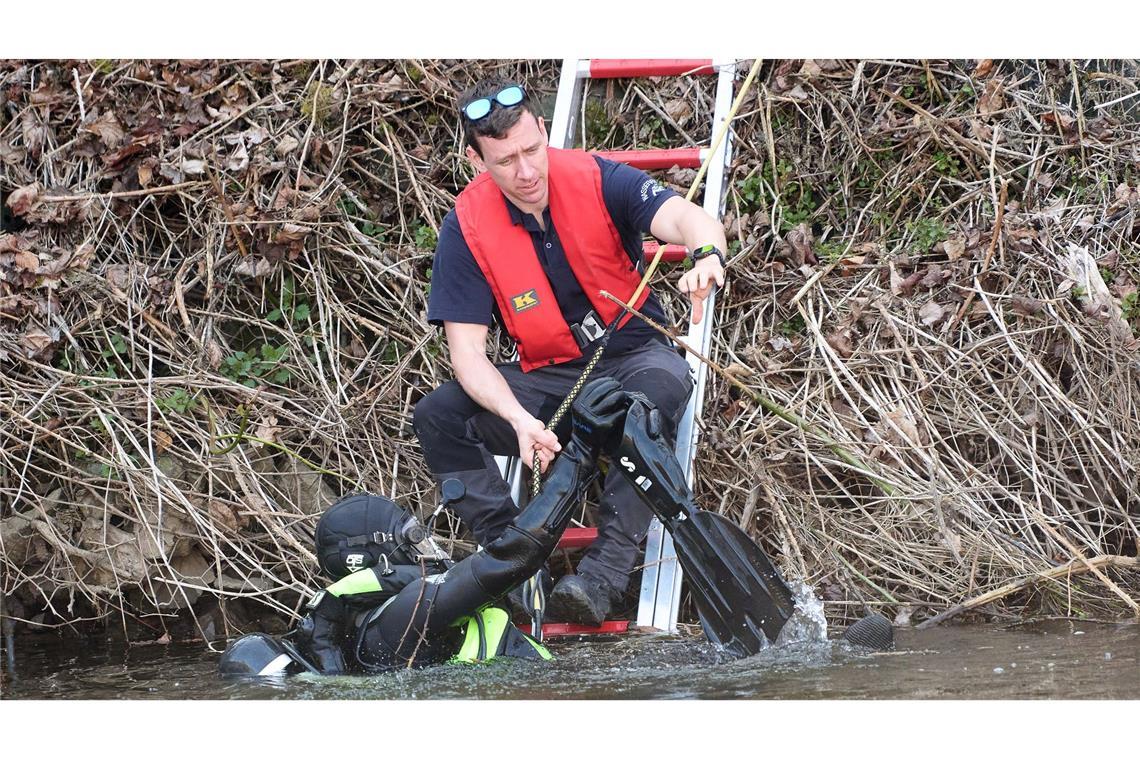 Suche nach vermisstem Jungen soll an Land fortgesetzt werden Taucher haben die Lahn in Weilburg auf einer Strecke von mehreren hundert Metern nach dem vermissten sechsjährigen Pawlos abgesucht.