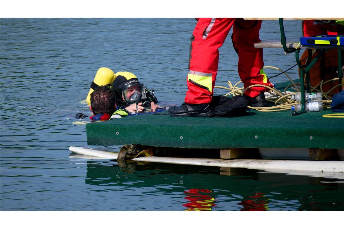 Taucher suchten in einem See bei Düren nach einem 14-Jährigen.