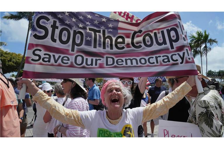 Tausende Amerikaner gehen gegen Trumps Politik auf die Straßen.