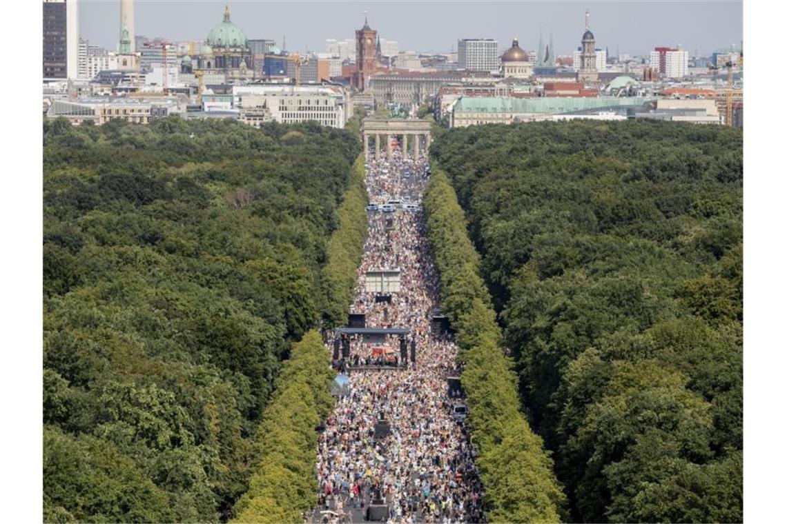 Tausende bei einer Kundgebung gegen die Corona-Beschränkungen auf der Straße des 17. Juni. Foto: Christoph Soeder/dpa