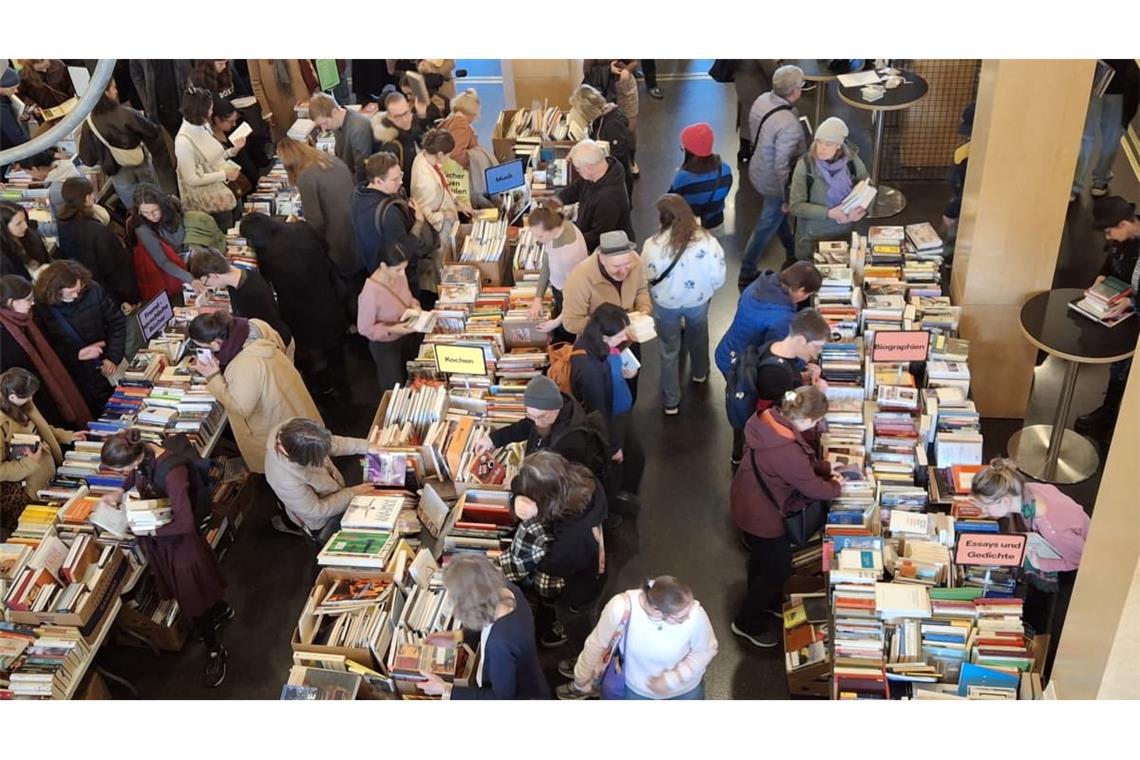 Tausende Bücher liegen an diesem Wochenende im StadtPalais.