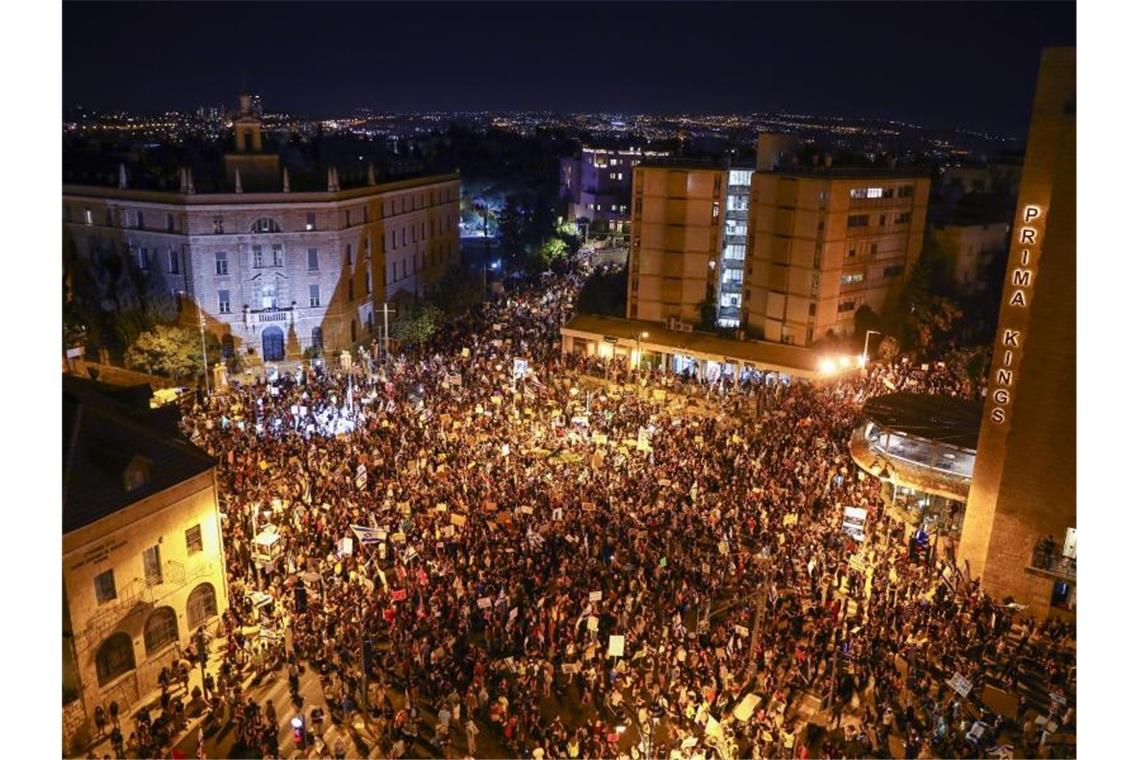 Tausende Demonstranten nehmen an einem Protest gegen den israelischen Ministerpräsidenten Netanjahu nahe seiner Residenz in Jerusalem teil. Foto: Oded Balilty/AP/dpa