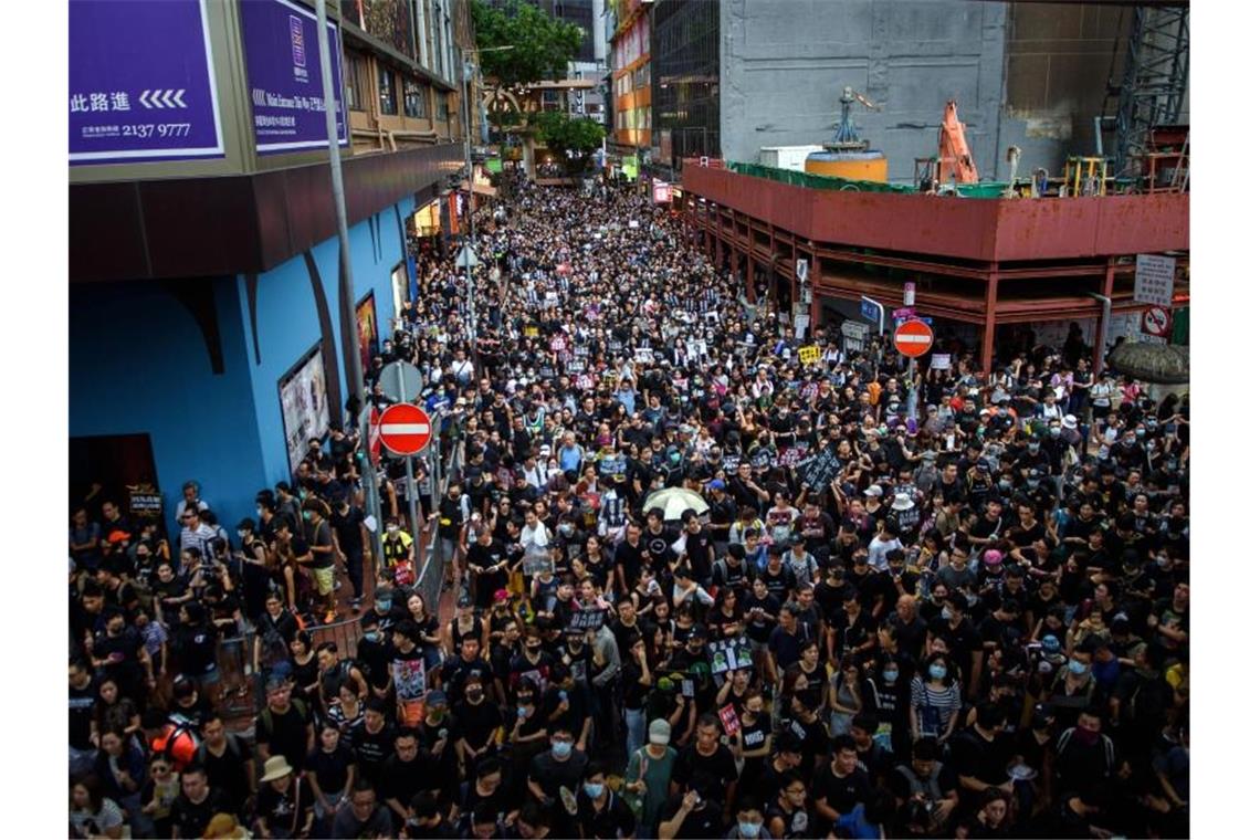 Trump warnt China vor Gewalt in Hongkong Tausende Demonstranten protestieren in Hongkong gegen die prochinesische Regierung. Foto: Gregor Fischer
